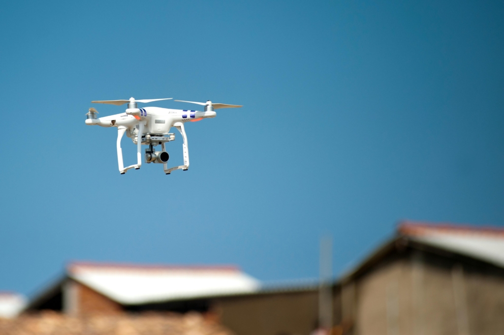 dron blanco sobrevolando un proyecto en construcción